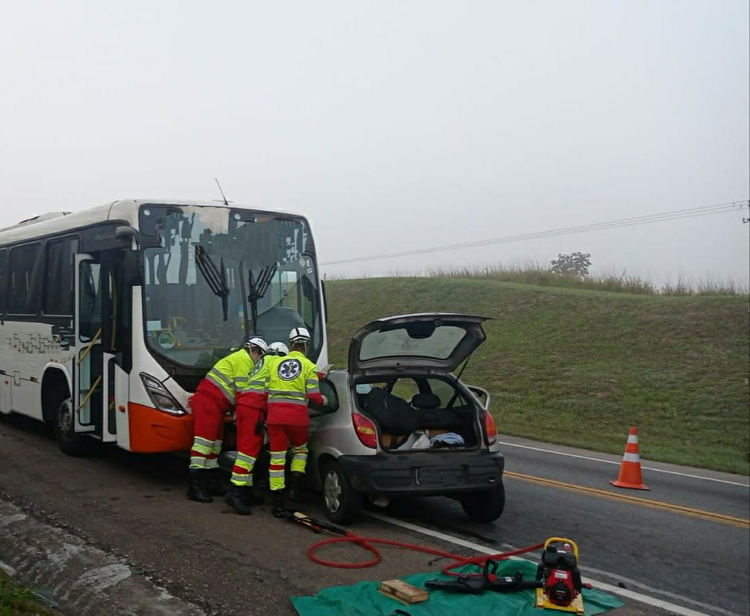 Ônibus e carro colidem frontalmente em acidente na BR-393
