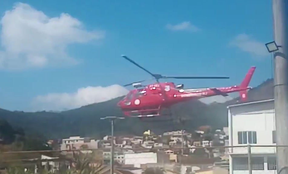 Criança ferida gravemente em acidente na RJ-145 é transferida para hospital no Rio