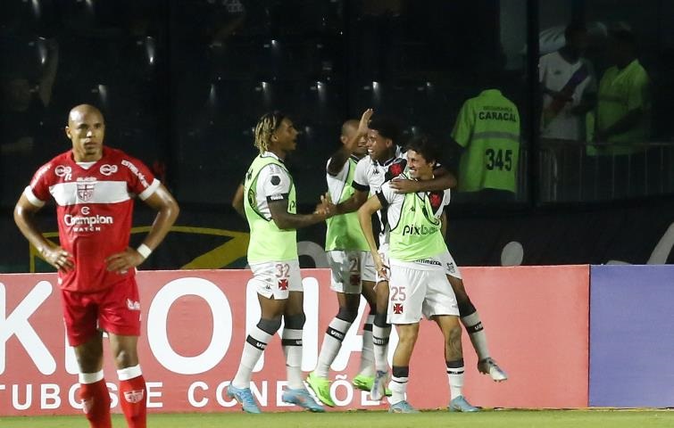 Vasco goleia e volta a vice-liderança da Série B