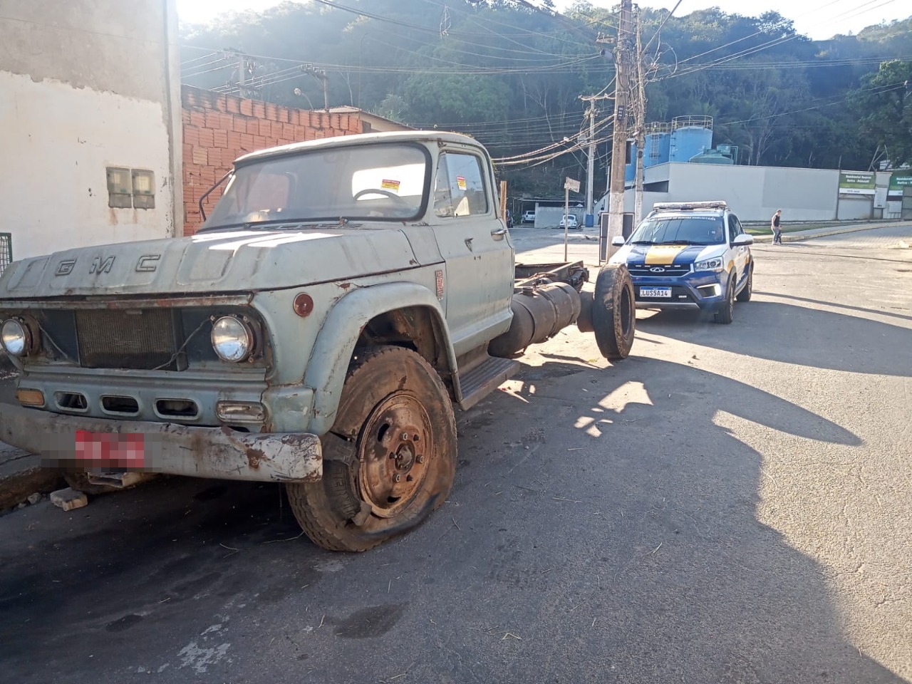 75 veículos abandonados são retirados das ruas de Volta Redonda