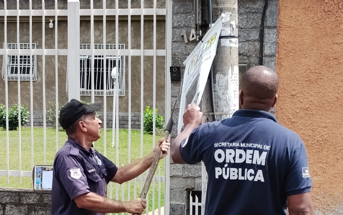 Operação ‘Cidade Limpa’ notifica e recolhe propagandas irregulares em Volta Redonda