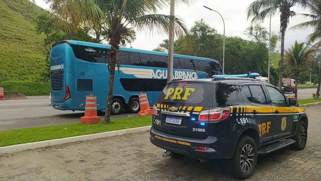 Homem agride mulher em ônibus na Dutra e é preso