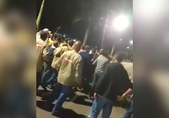 Trabalhadores da Brasfels enfrentam caminhoneiros bolsonaristas contra bloqueios