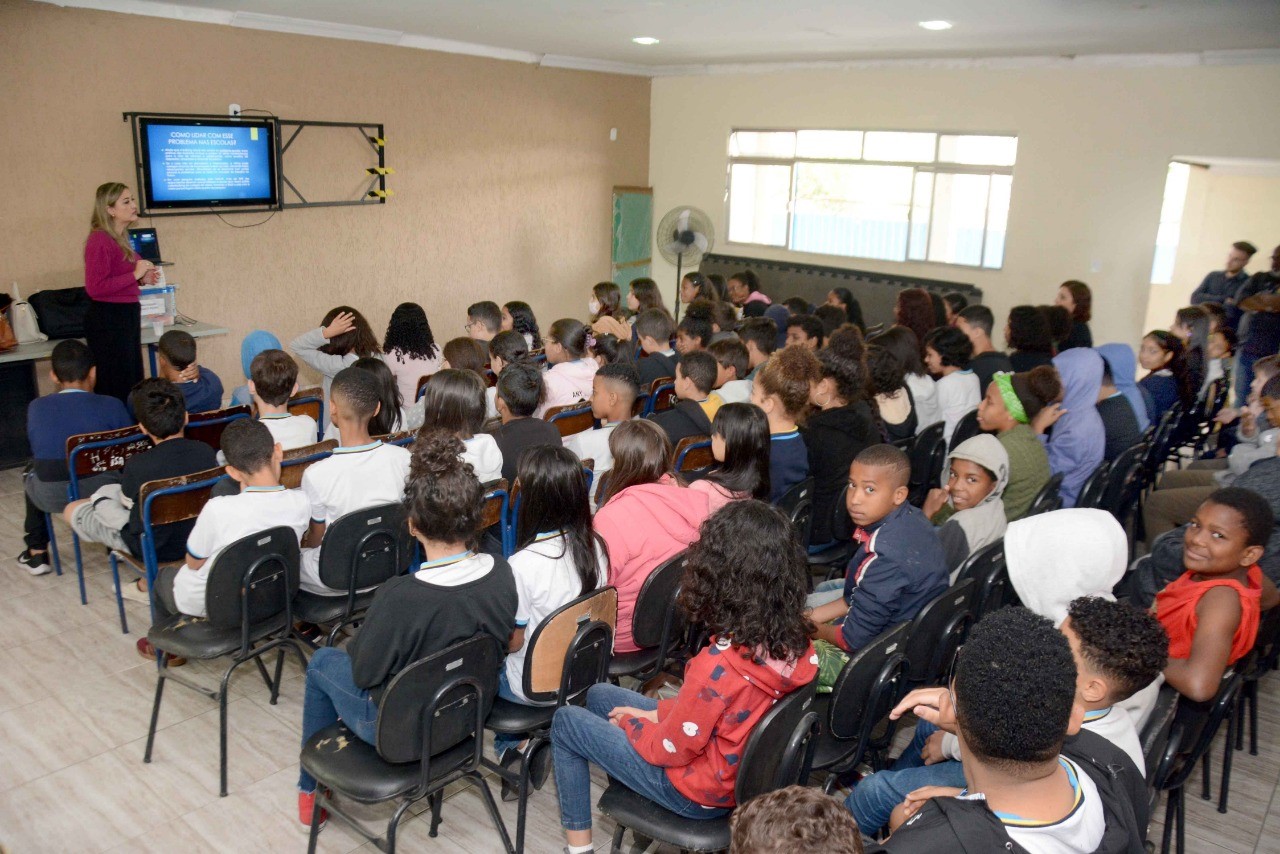Alunos de Barra Mansa assistem à palestra sobre assédio virtual
