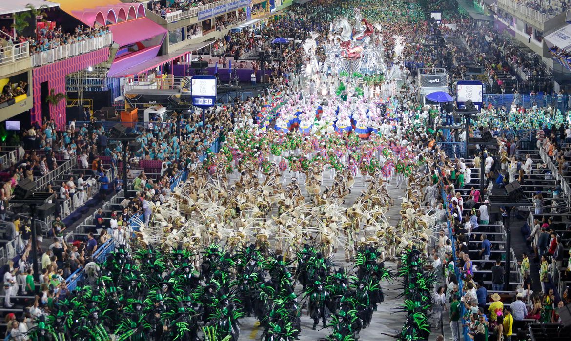 Ingressos para desfile das escolas de samba do Rio começam a ser vendidos