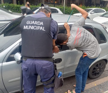 Guarda Municipal de Volta Redonda auxilia a liberar bebê trancado em carro