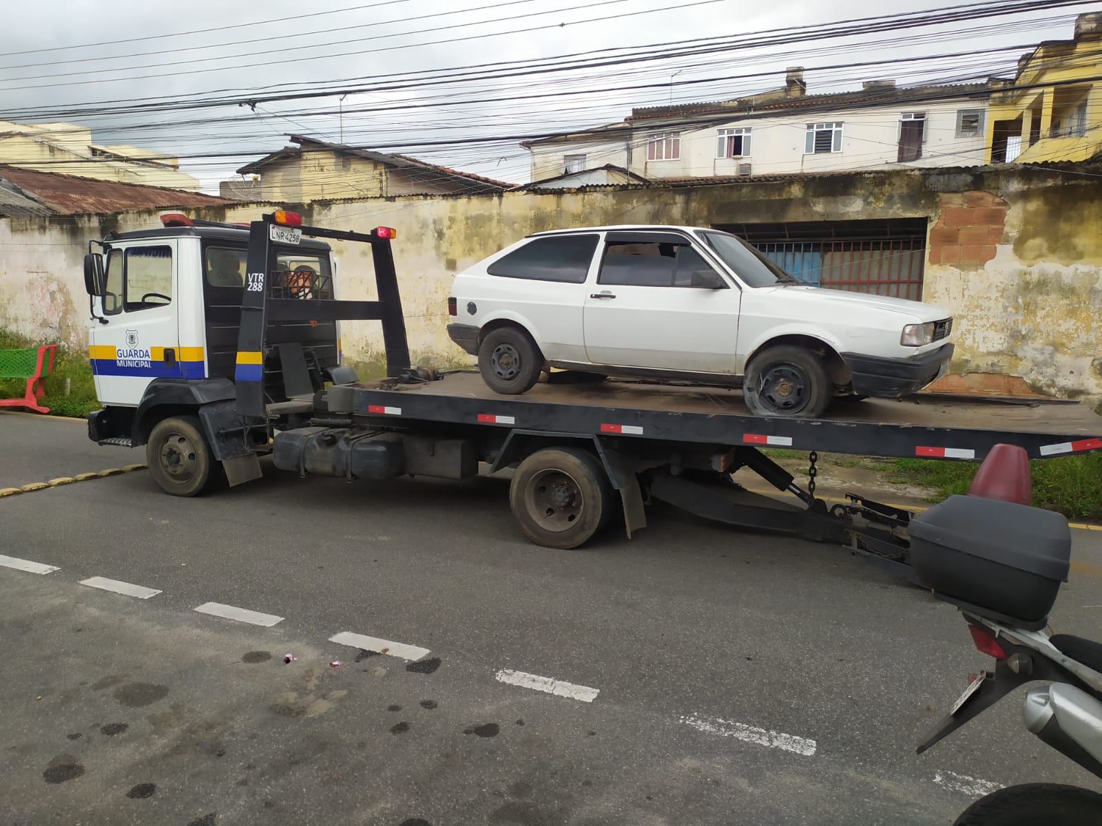 Motorista é flagrado pela GMVR dormindo ao volante e bloqueando via no bairro Niterói