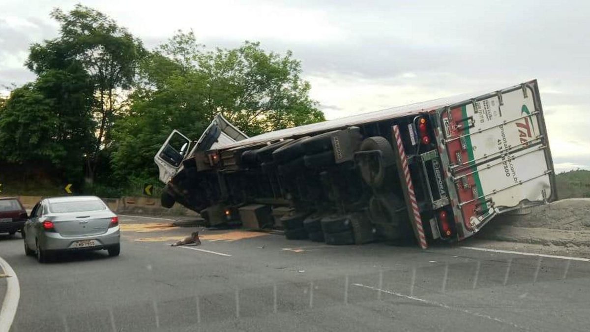 Carreta tomba na Serra das Araras e deixa trânsito lento