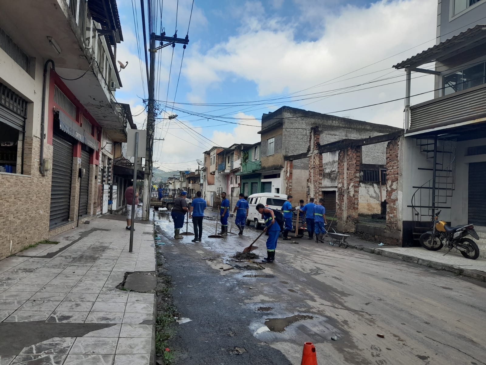 Prefeitura realiza limpeza após transbordo do Rio Barra Mansa