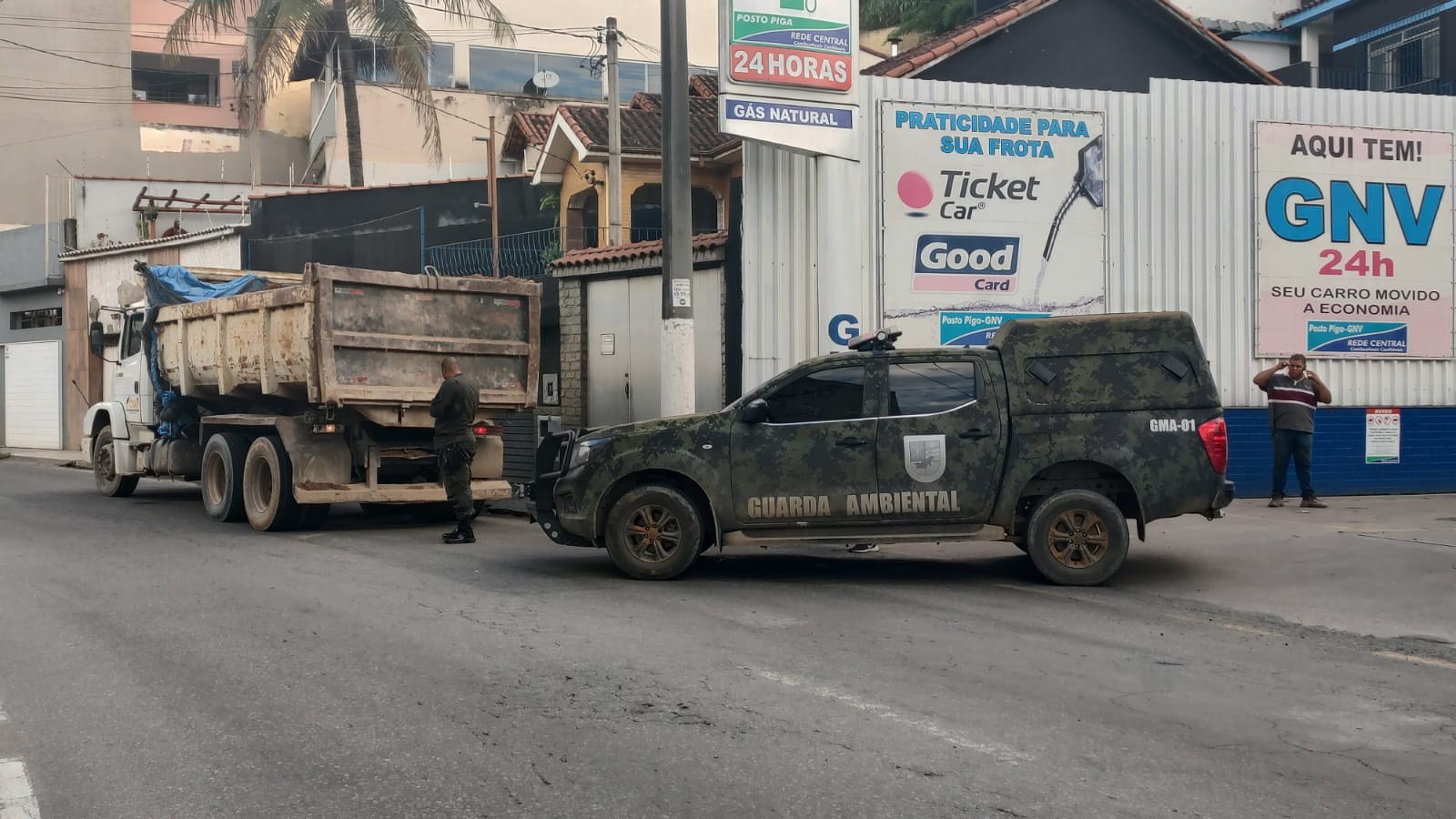 Guarda Ambiental de Barra Mansa apreende caminhão que transportava terra em condições irregulares