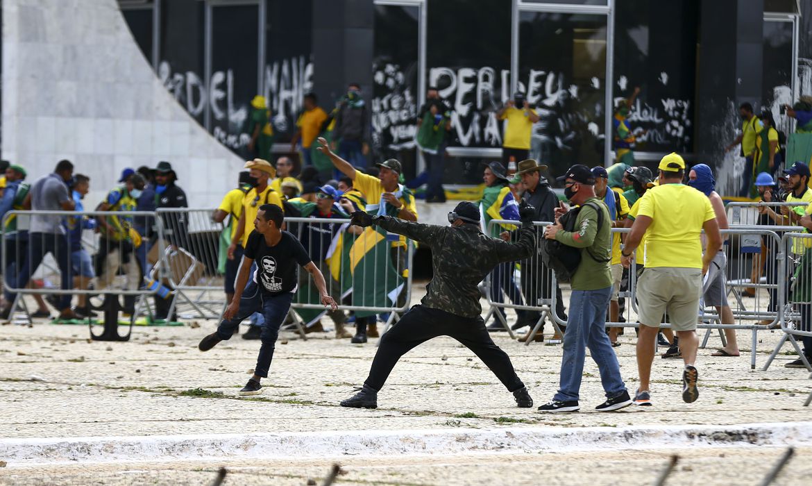 Bolsonaristas invadem e vandalizam Congresso, Planalto e STF