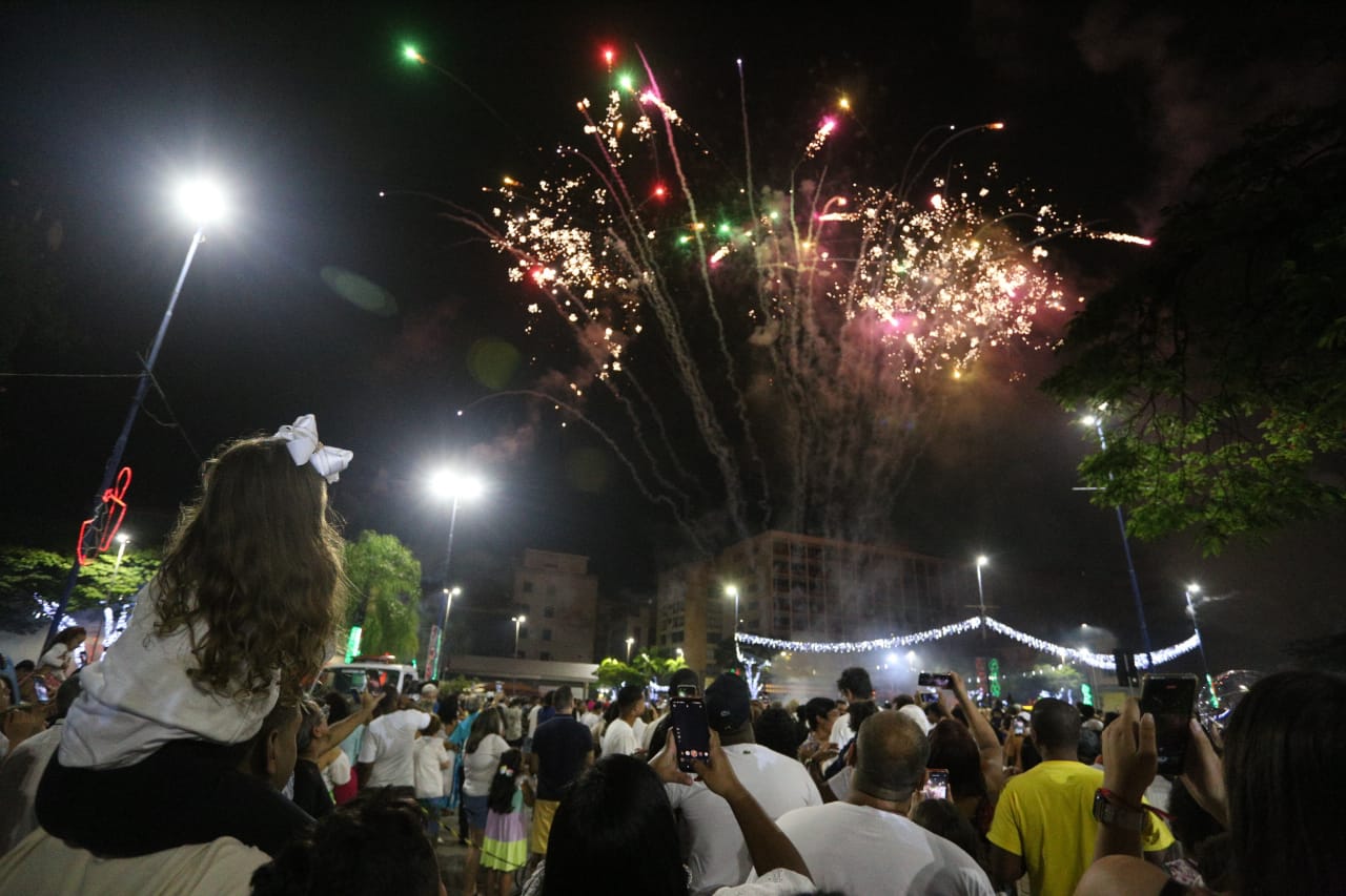 ‘Réveillon da Paz’ é marcado por muito samba, show de luzes e animação em Volta Redonda