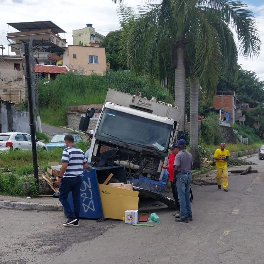 GMBM libera trânsito na Vila Brígida após caminhão colidir e derrubar árvore no local