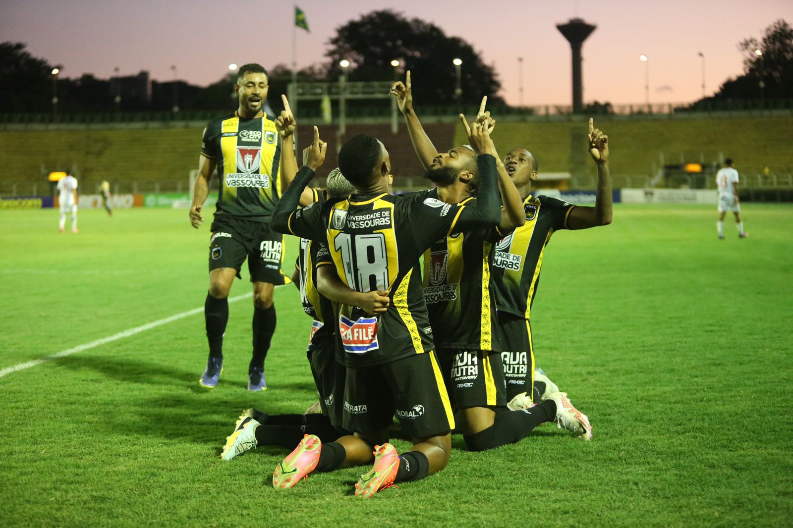 Voltaço goleia o Resende e se mantém no G4 do Estadual