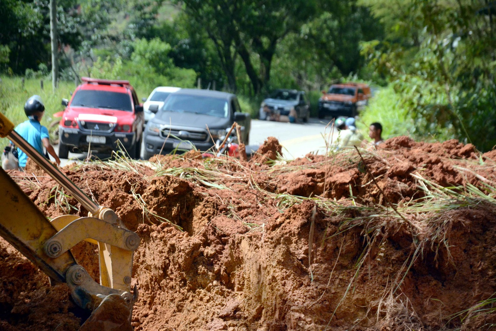 RJ-153 está sendo desobstruída por equipes de Barra Mansa, Valença e DER