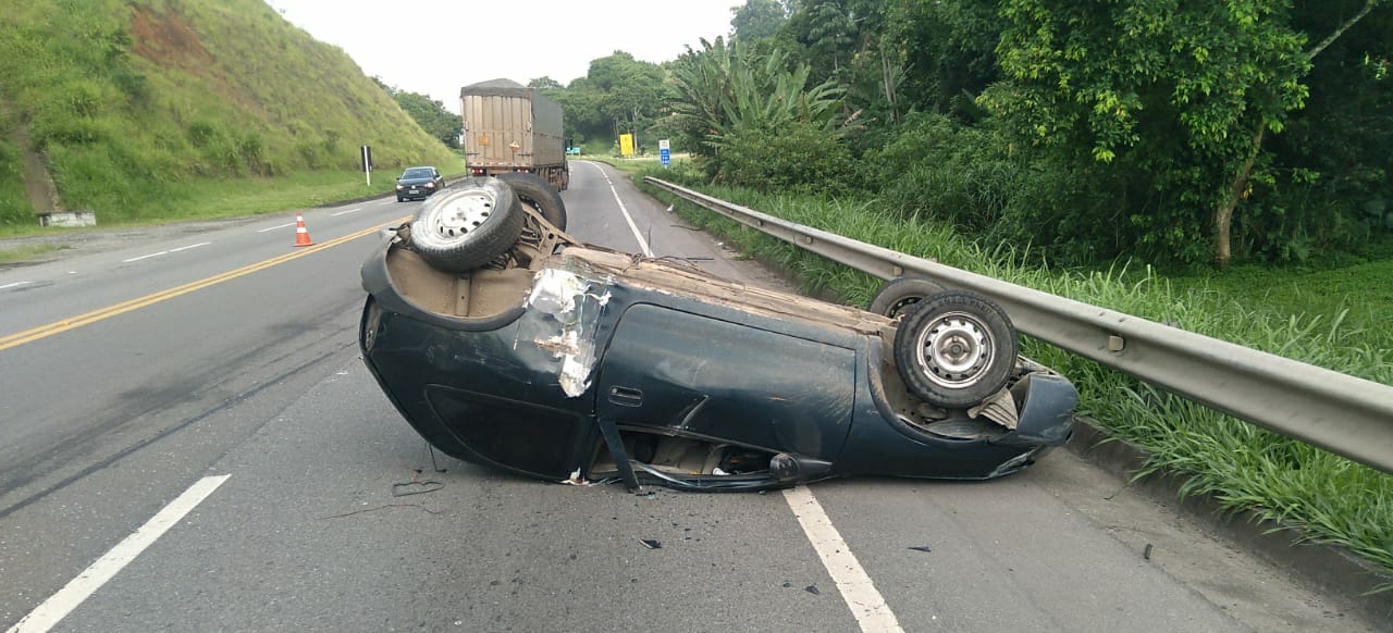 Motorista grávida de gêmeos capota com o carro em Vassouras