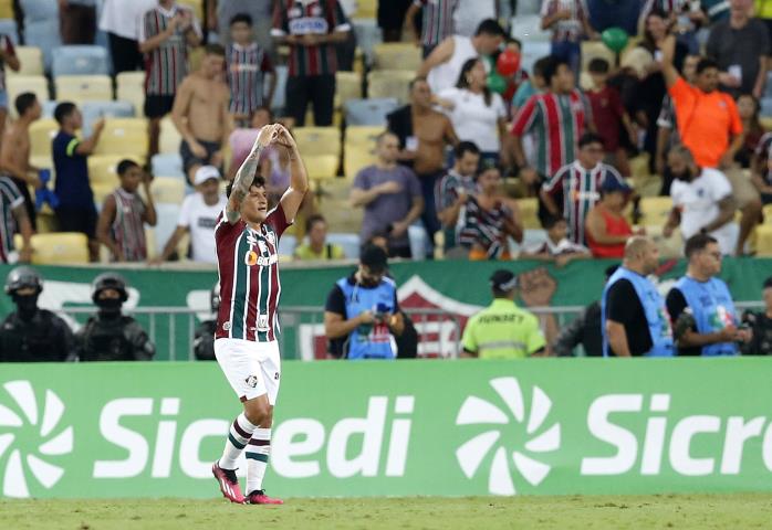 Com golaço de Cano, Flu vence clássico