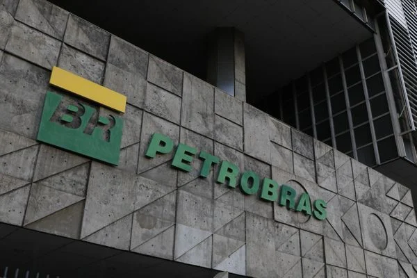 Petrobras abre investigação administrativa de venda de refinaria