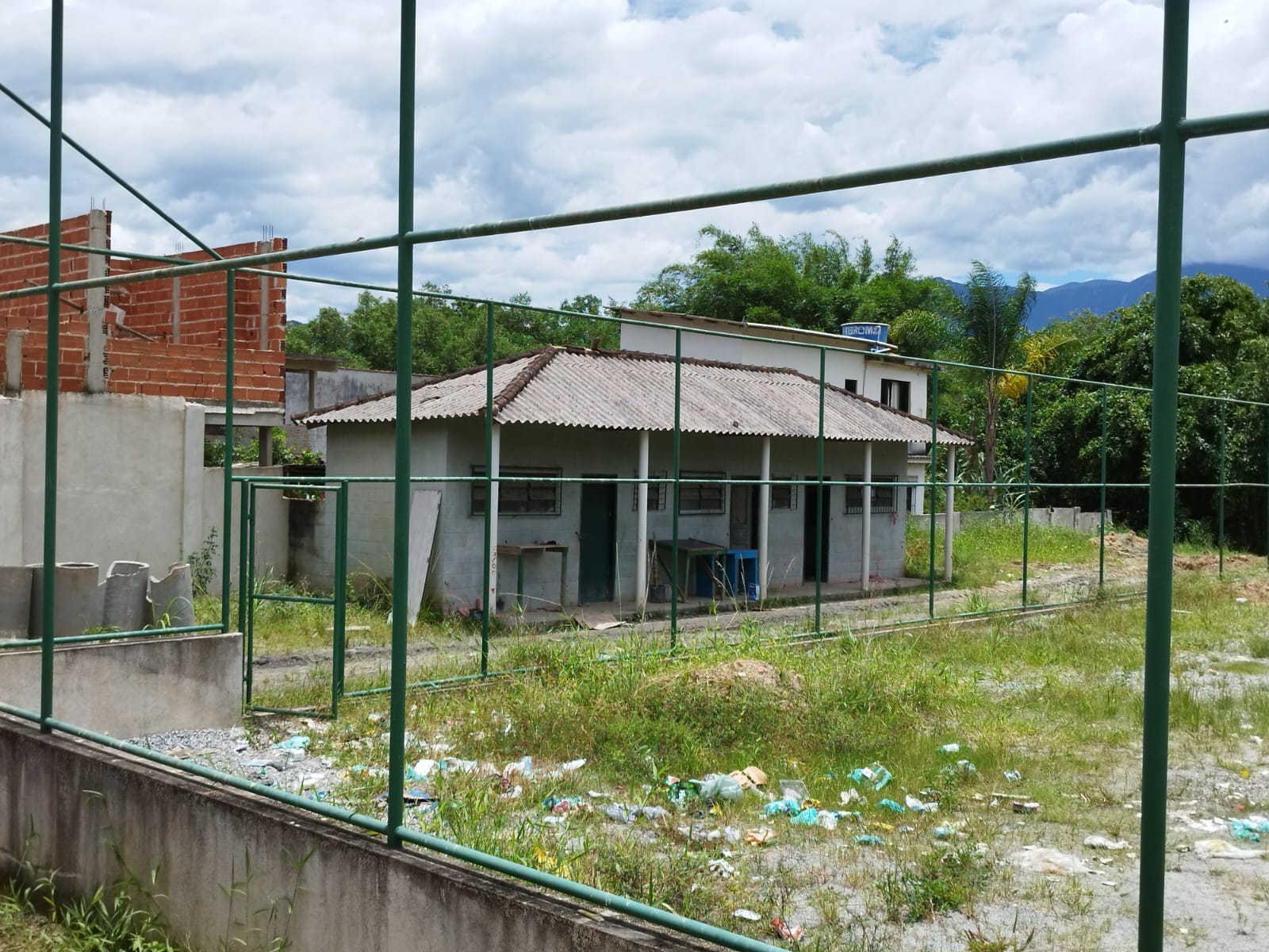 Obra abandonada já consumiu mais de meio milhão do dinheiro público