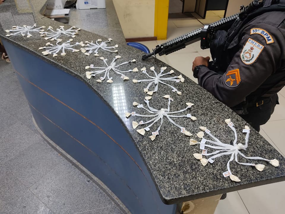 PM apreende 90 sacolés de cocaína em Valença