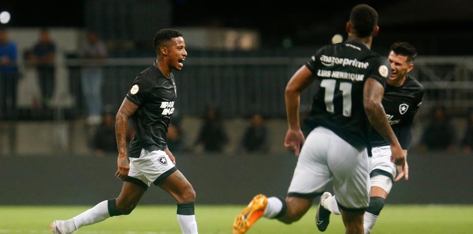 Embalado, Botafogo vence e segue com 100% no Brasileiro