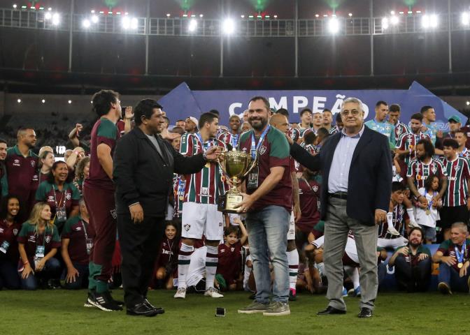 Fluminense goleia e é bicampeão Carioca