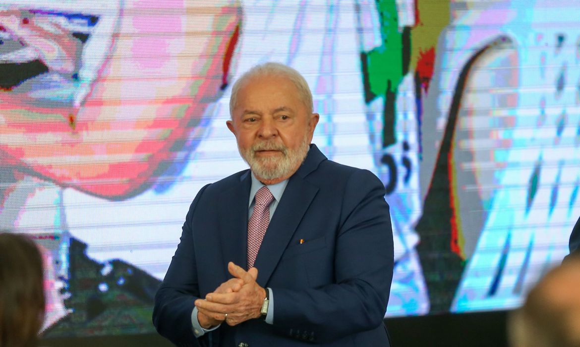 Em Portugal, Lula diz que não venderá empresas públicas