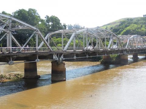 Tubulação se rompe sob a Ponte Metálica em Barra do Piraí