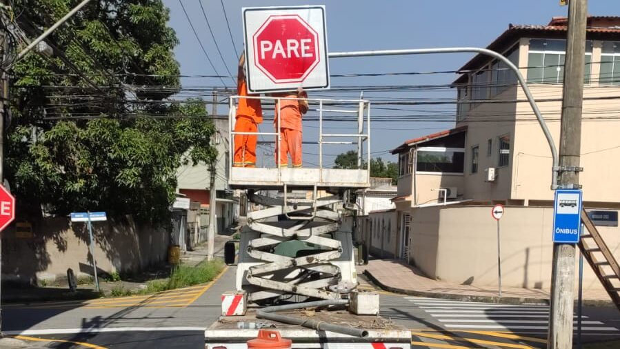 Sinalizações horizontal e vertical de ruas são revitalizadas em Volta Redonda