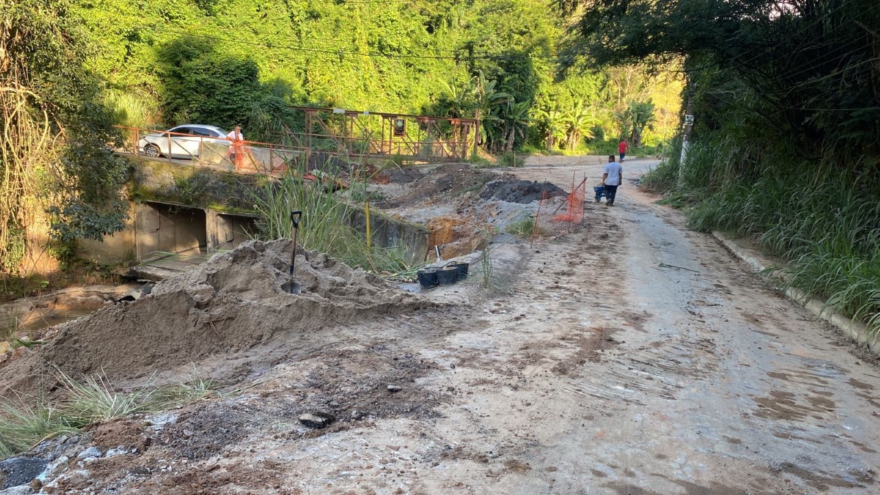 Rua no bairro Santa Rita da Dutra é interditada para obras