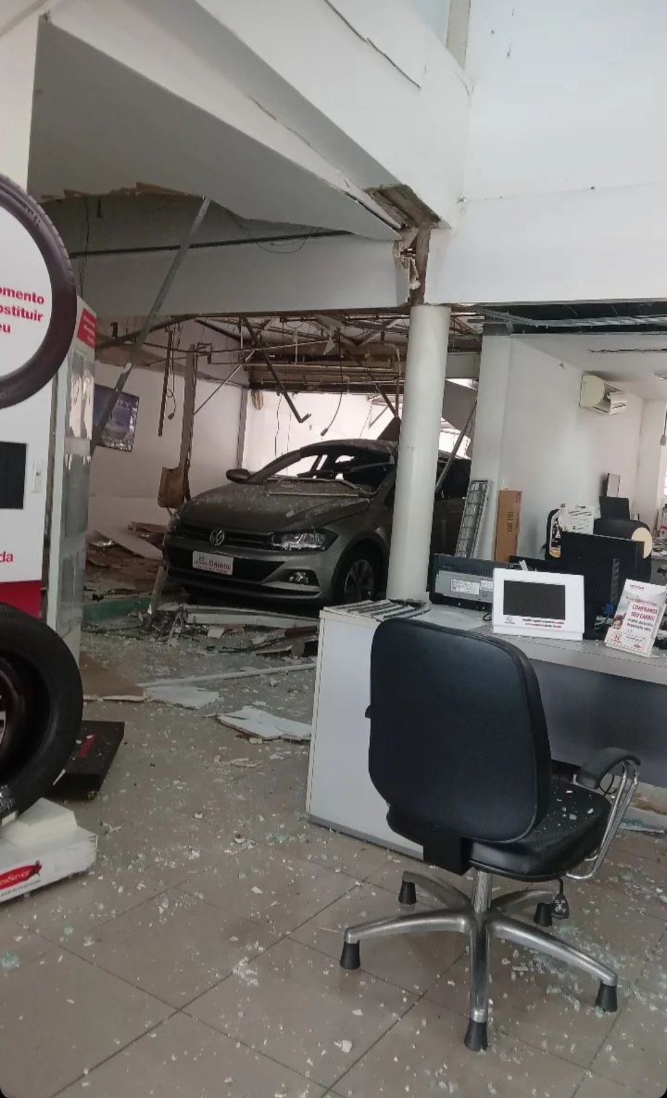 Explosão de carro em concessionária de Barra Mansa deixa dois funcionários feridos