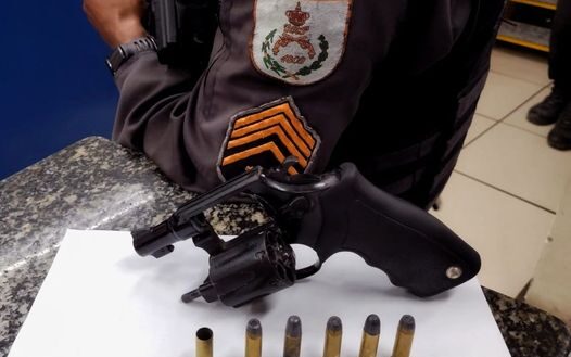 Homem é flagrado com arma em Vassouras