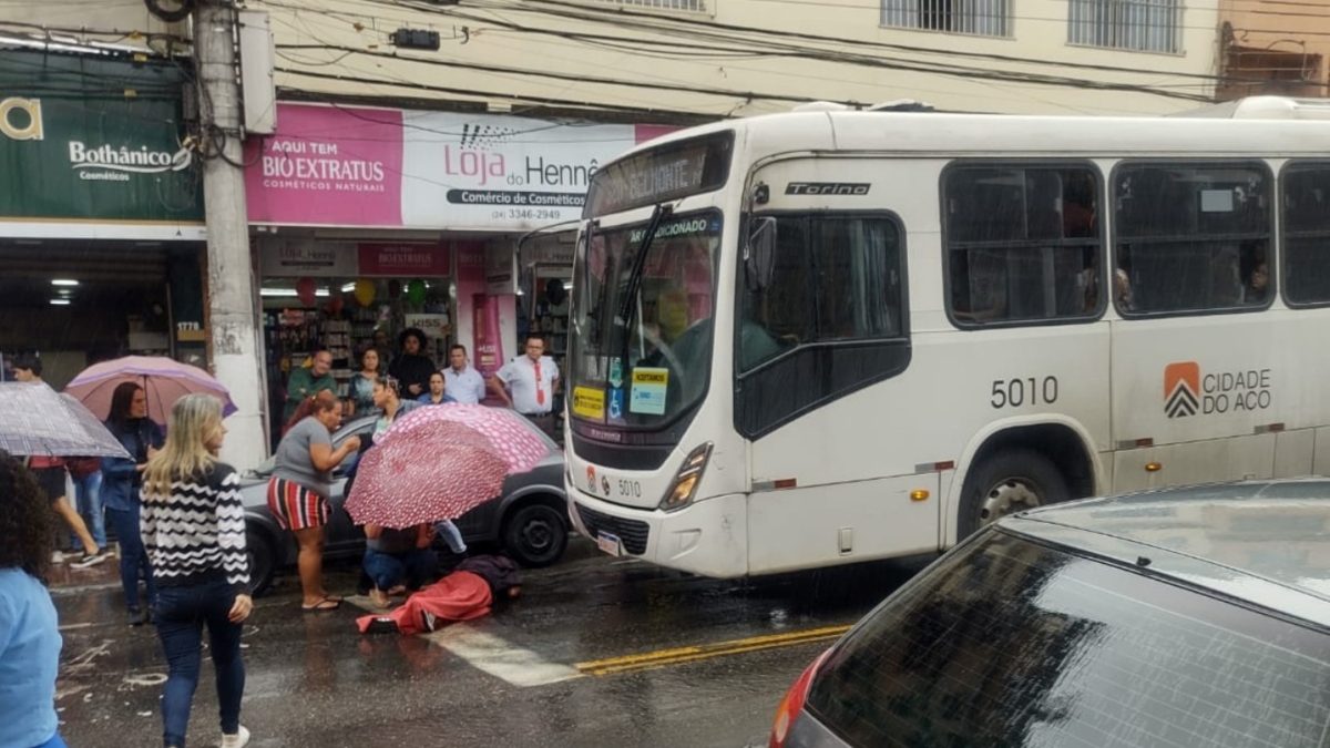 Vídeo: Pedestre é atingido por carro e fica ferido em acidente no Retiro