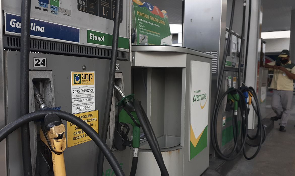 Petrobras anuncia redução de R$ 0,30 no preço do diesel