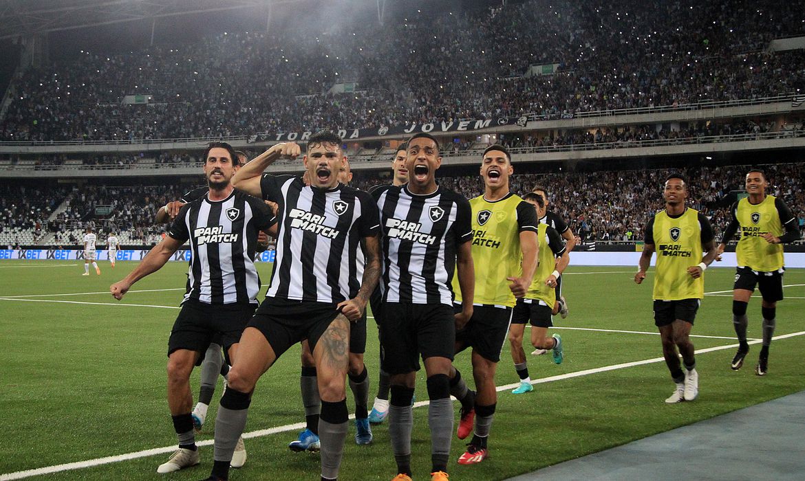 100% e líder: Com dois gols de Tiquinho, Botafogo atropela Corínthians