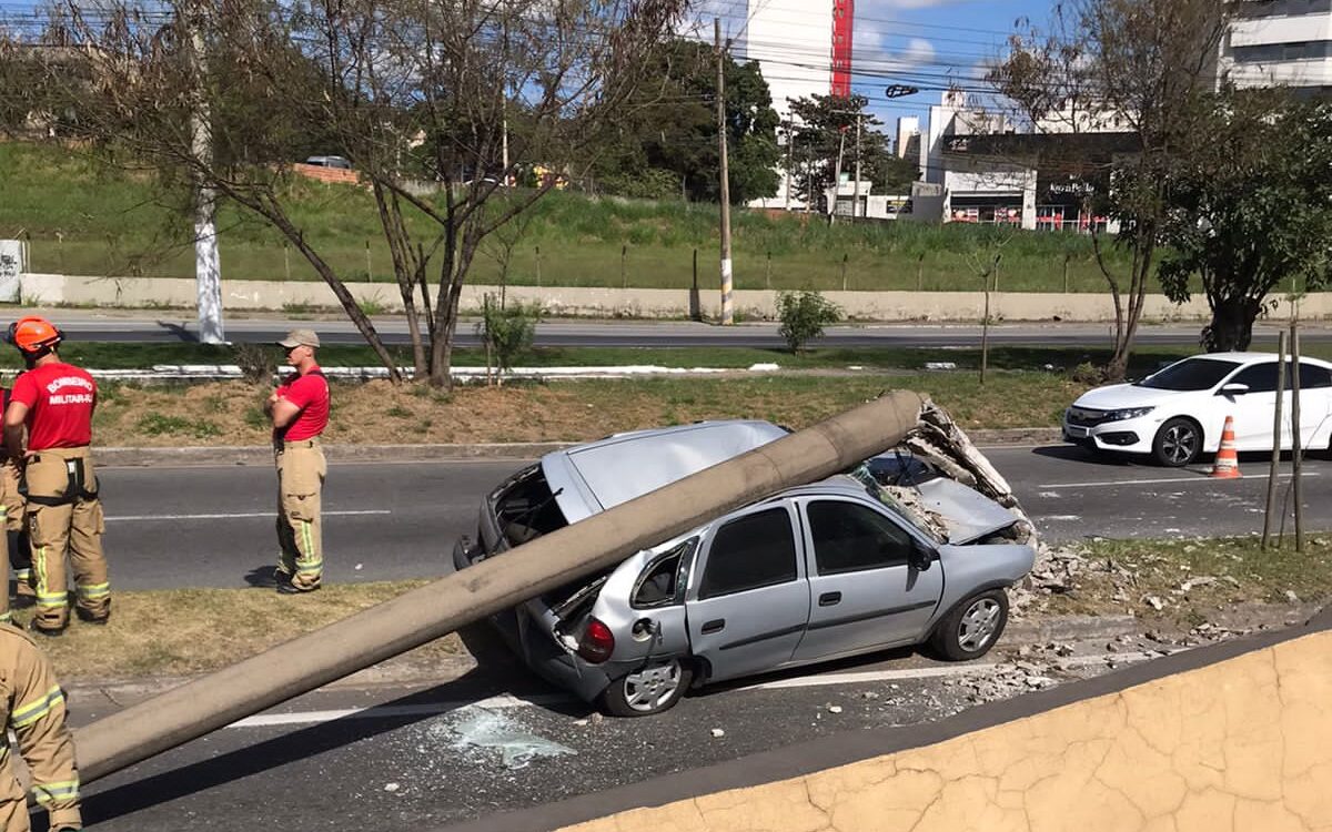 Carro colide com poste e interrompe trânsito na BR-393, em Volta Redonda