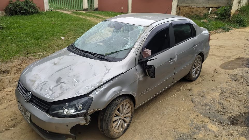 Carro capota e duas pessoas ficam feridas em Valença