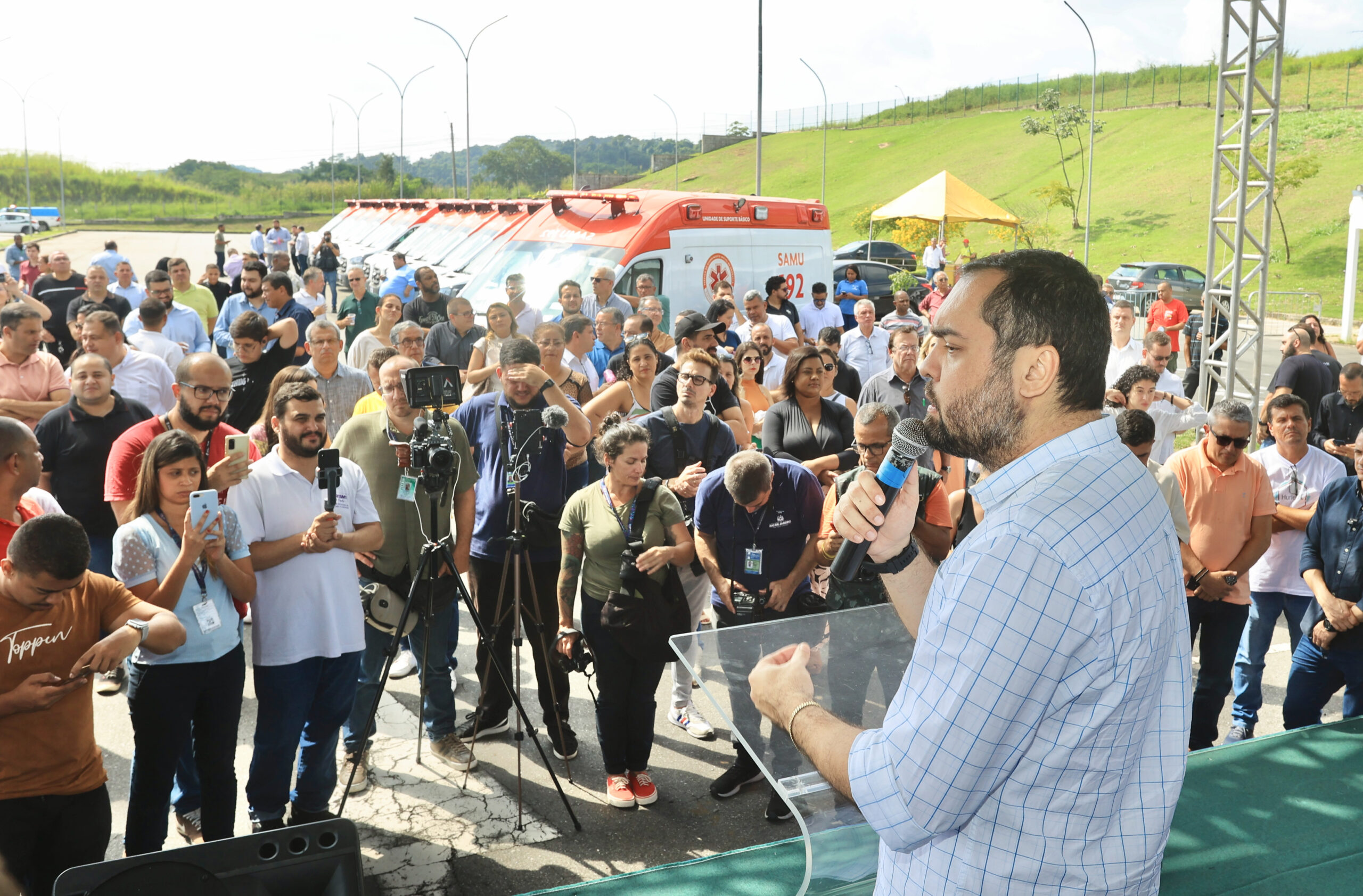 Cláudio Castro entrega novas ambulâncias do Samu para oito municípios da região