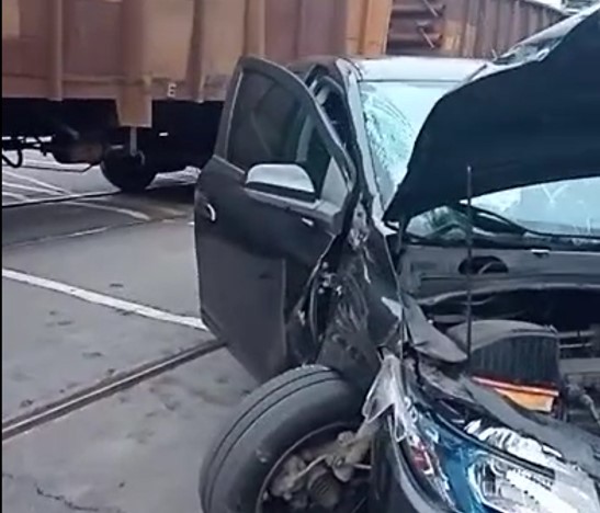 Mais um acidente de Trem: carro se choca com composição em Barra Mansa (vídeo)