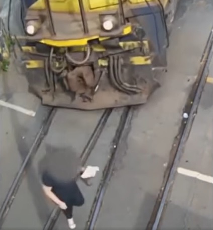 Vídeo: mulher desatenta é quase atropelada por trem em Barra do Piraí