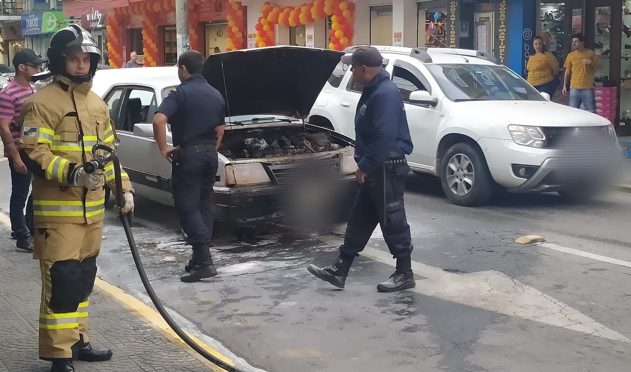 Carro tem princípio de incêndio em Valença