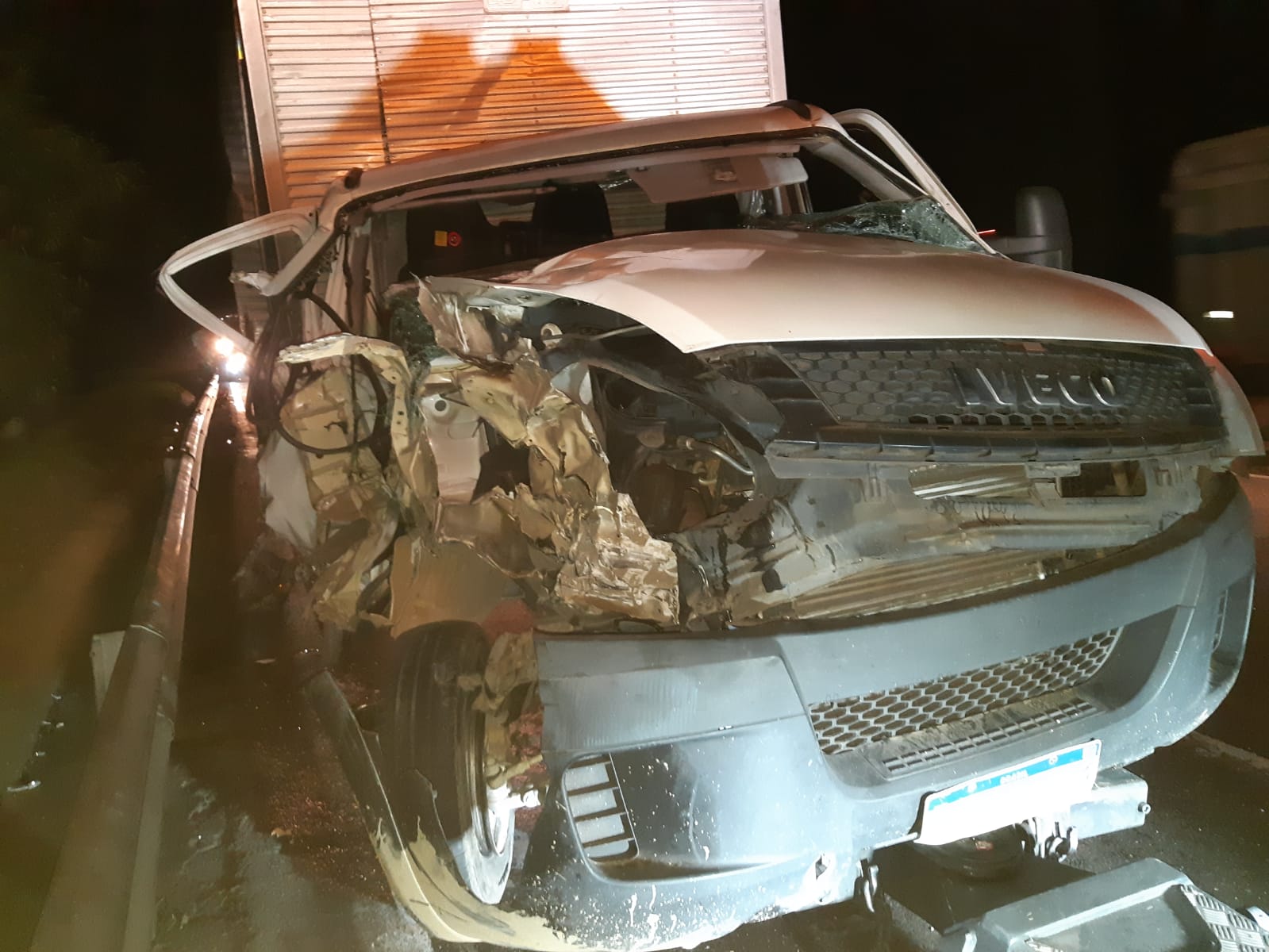 Motorista fica ferido em acidente envolvendo veículos de carga na Dutra