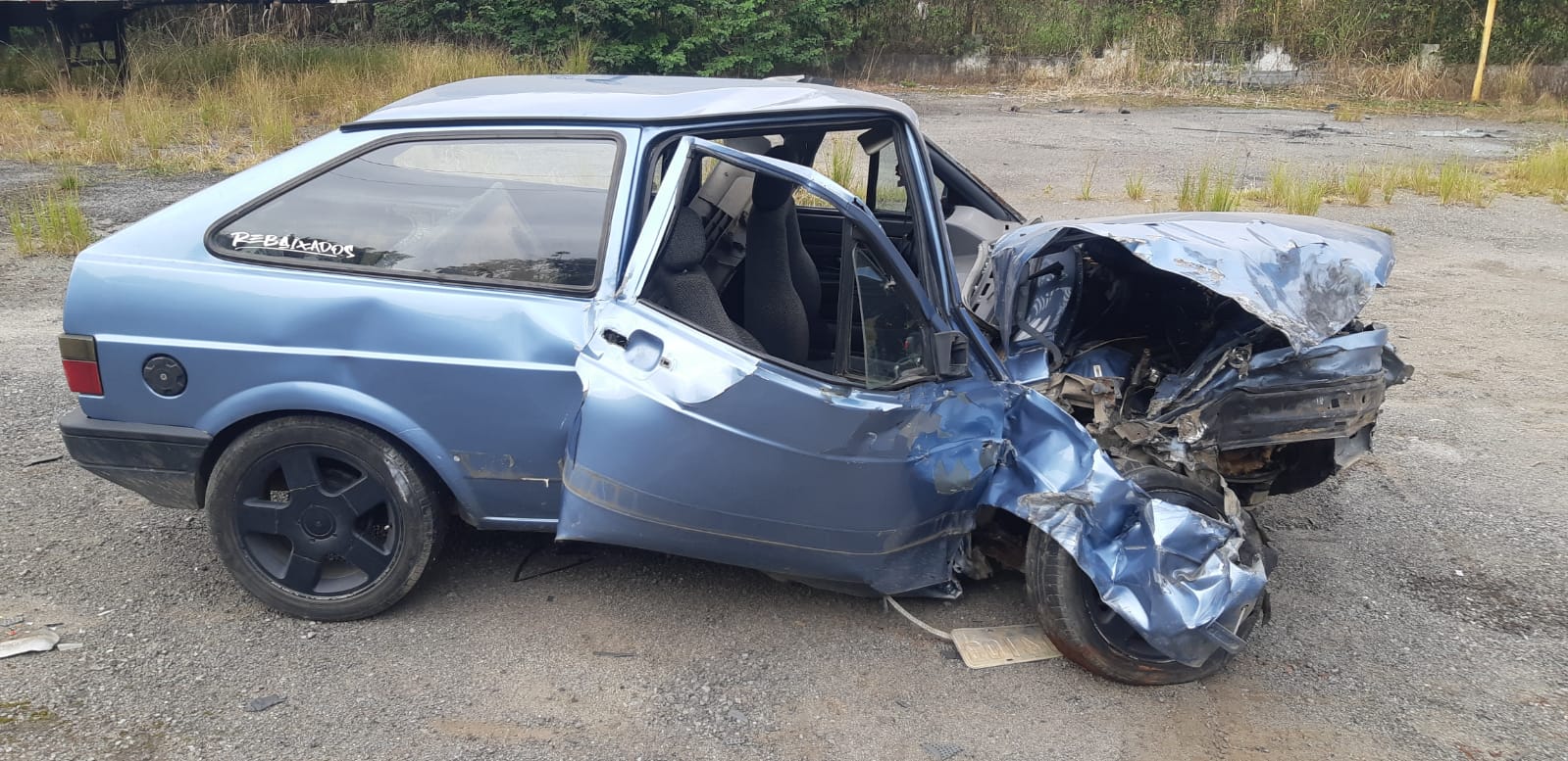 Carro colide na traseira de caminhão na BR-393