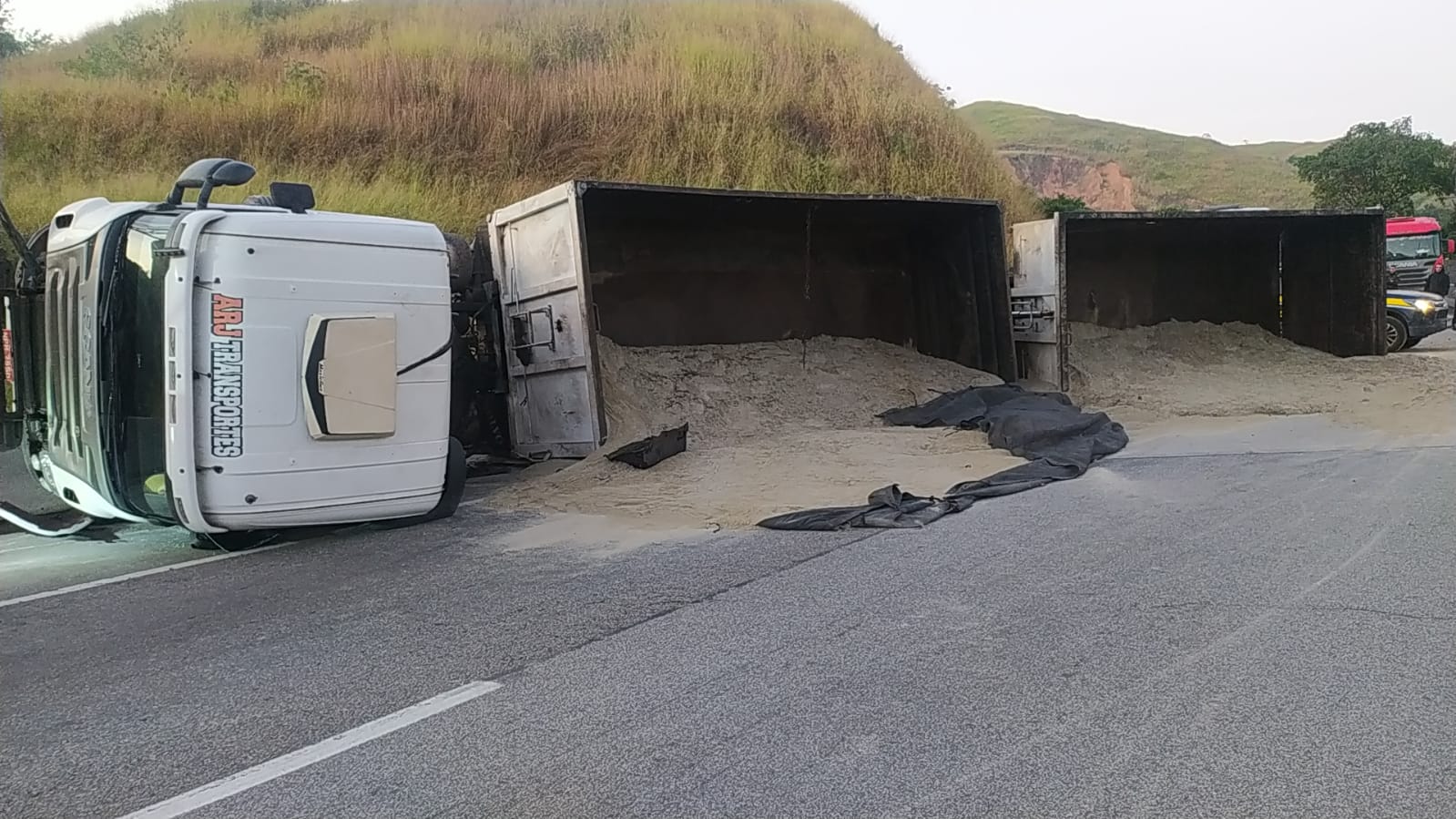 Acidente com carreta de areia na Dutra provoca congestionamento em Barra Mansa