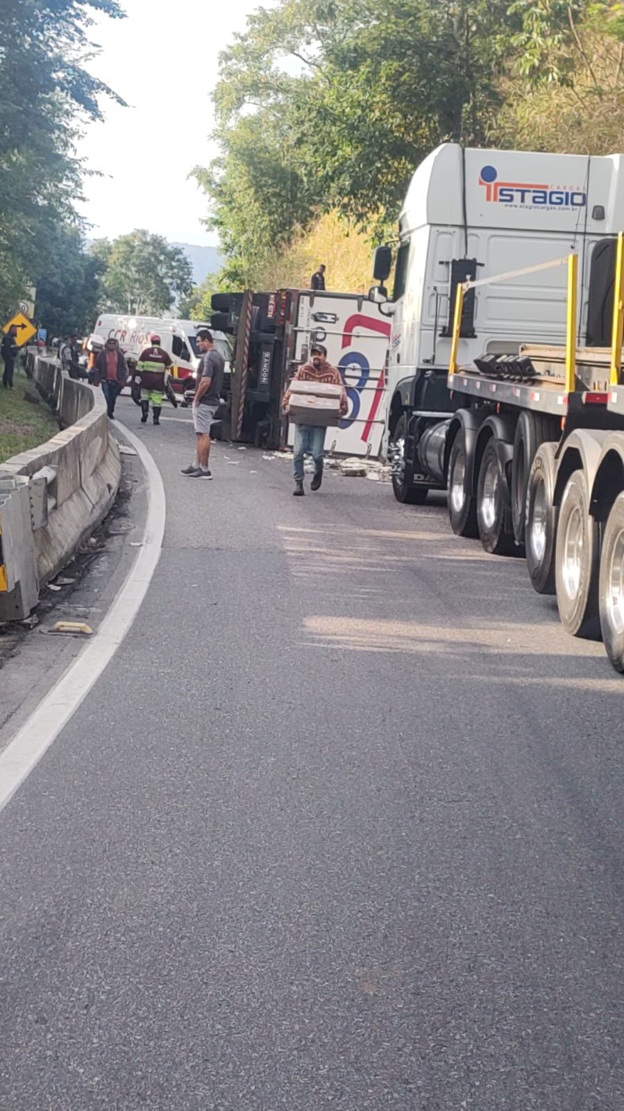 Carreta com carne tomba na Serra das Araras e causa congestionamento na pista sentido Rio