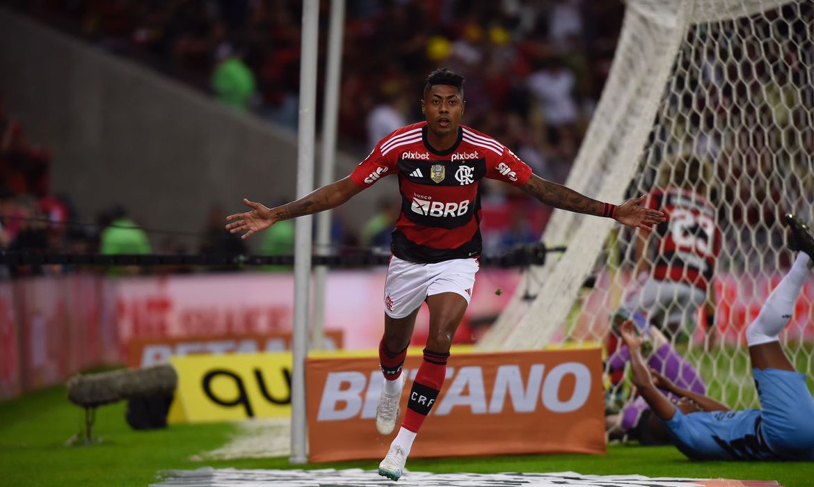 Bruno Henrique garante vitória do Flamengo sobre o Athletico-PR