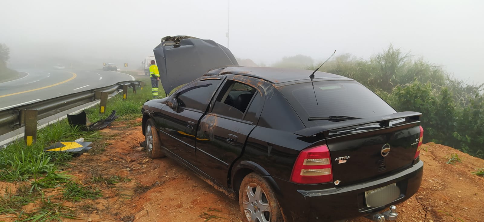 Carro capota em meio à densa neblina na BR-393, porém todos os ocupantes saem ilesos, incluindo bebê de 27 dias