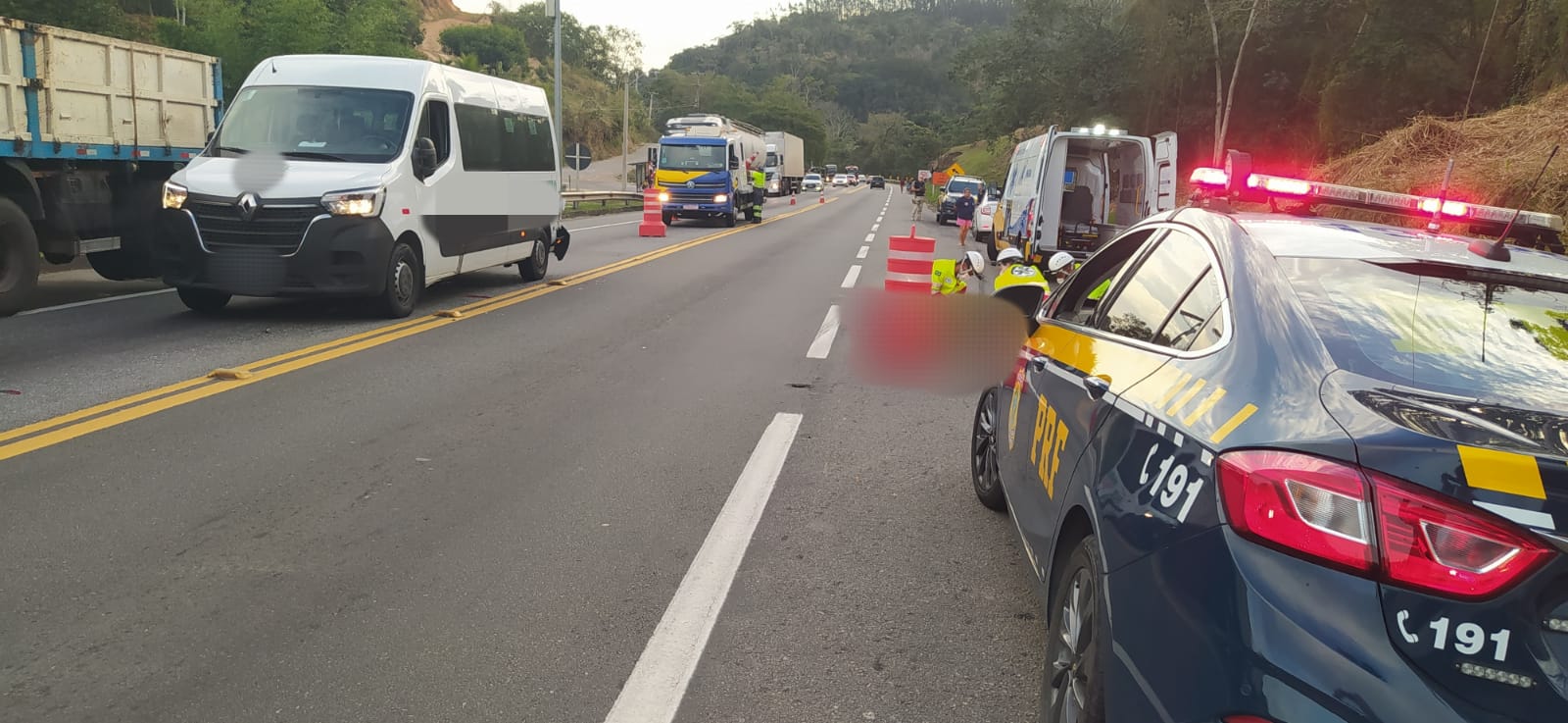 Acidente na BR-393: Motociclista colide na traseira de van com pacientes em Barra do Piraí