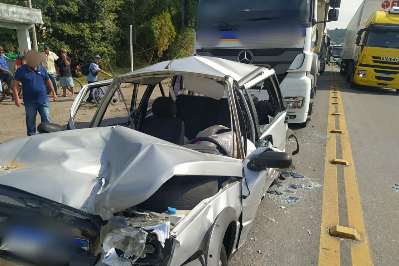 Colisão entre duas carretas e um carro causa congestionamento na BR-393 em Barra do Piraí