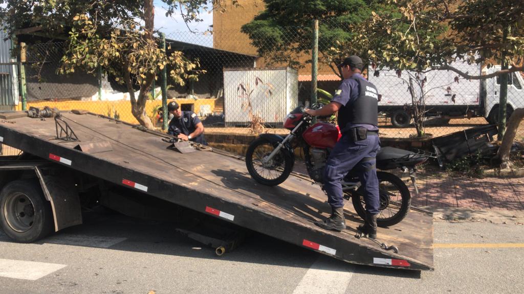 Agentes do Proeis e da GMVR detêm homem que conduzia moto adulterada, em Volta Redonda